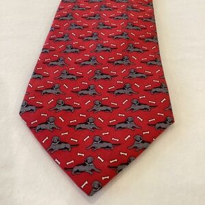 Vineyard Vines Martha’s Vineyard Red Dog and Bone 50” neck tie. Preppy Labrador